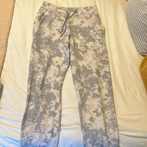 Men’s lulu sweats cream/gray splatter design, size small